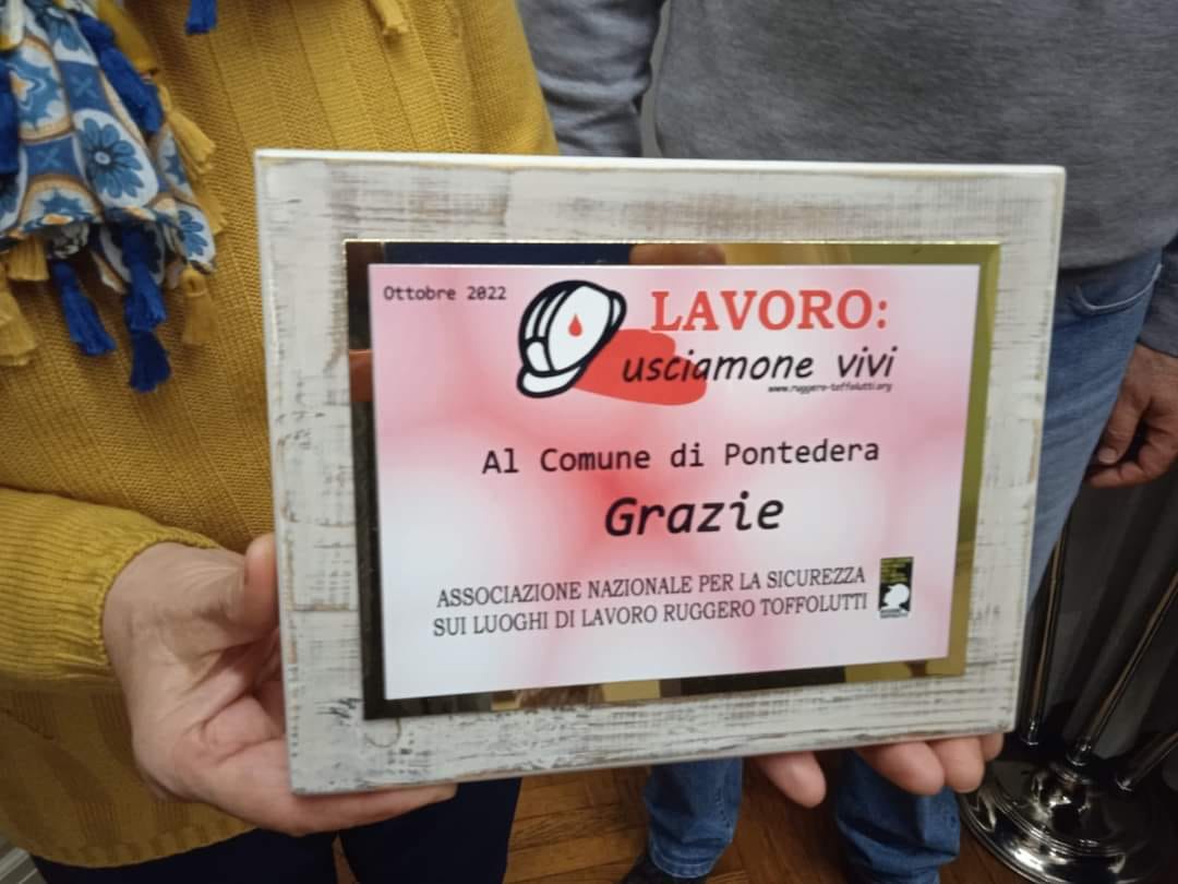 Consegnata targa di riconoscimento al Comune di Pontedera per la Mostra “Non numeri ma Persone”
